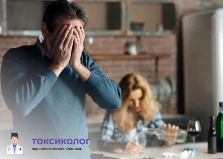 Что такое абстинентный синдром Мужчина закрыл руками лицо